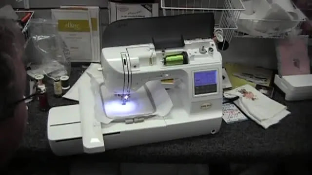 Baby Lock Ellure Plus: infilatura rapida, monogramma posizionato bene e niente panico da “perché non cuce?”