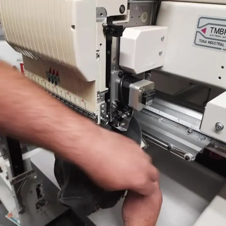 Smetti di buttare cappellini: workflow Tajima TMBR-S1501C per un’intelaiatura granitica, registro stabile e produzione più veloce