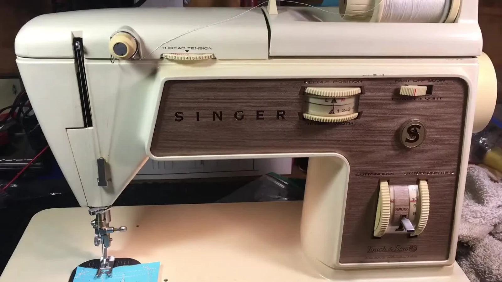 Singer Touch & Sew 758: Träda rätt, spola spolen och ta hand om kugghjul och rem