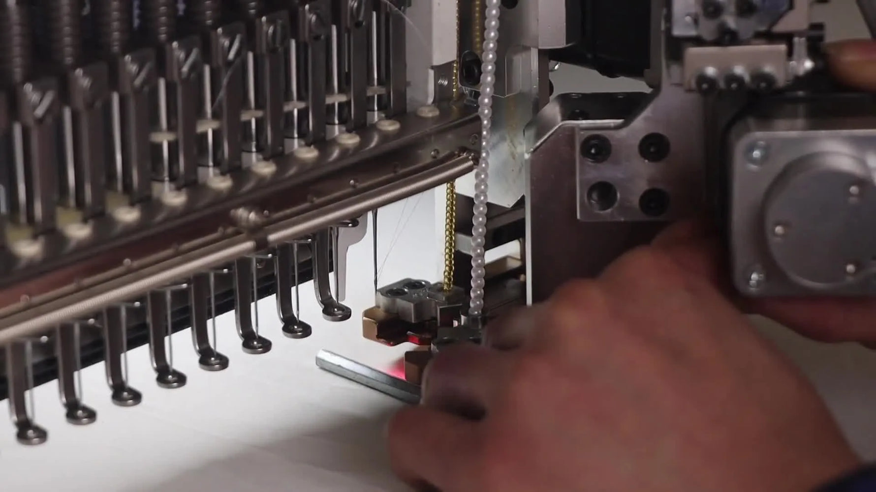 An extreme close-up shows a 5mm wrench used as a precise spacer under the bead device base during height calibration.