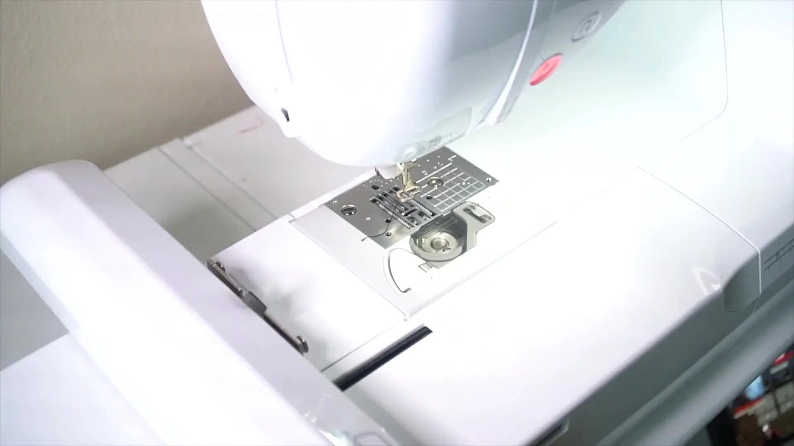 Stitch-out della maschera di Mardi Gras con Brother SC1900: il trucco della tensione su tessuti sottili, cambi colore puliti e un flusso di intelaiatura più rapido