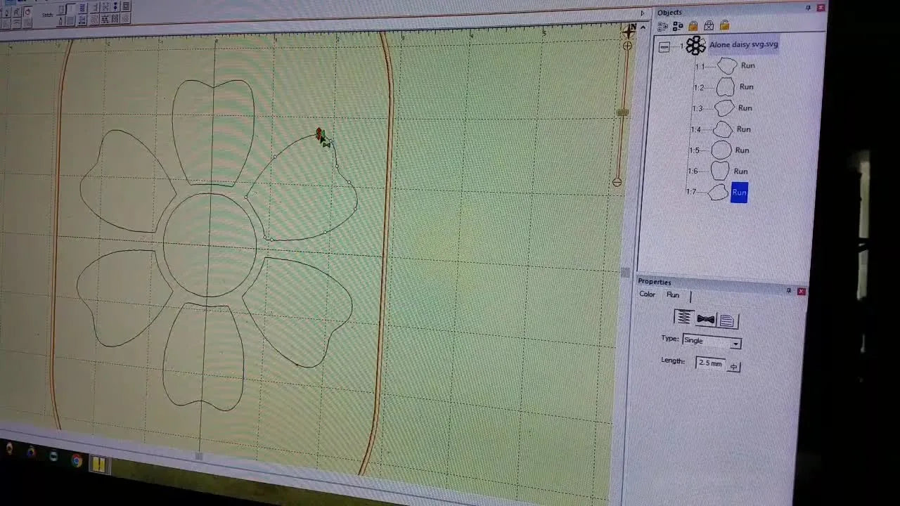 A close-up screen capture shows the green start point being dragged to meet the red stop point on a daisy petal to eliminate long jump stitches.
