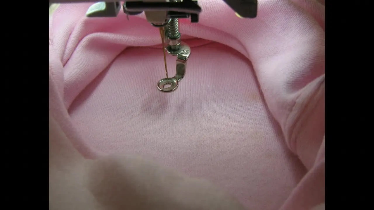 Ricamare un body neonato senza deformarlo: il metodo “flottante” che mantiene il jersey sotto controllo